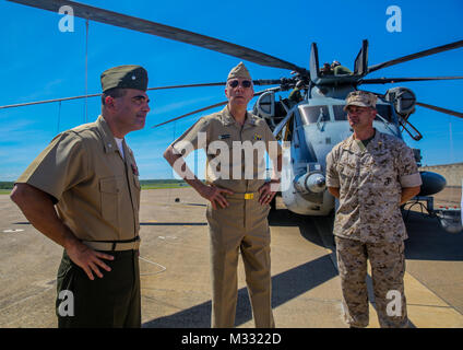 Adm. Samuel J. Locklear, Kommandeur der US Pacific Command; Oberstleutnant Matthew Puglisi, Einsatzleiter der Marine die Drehkraft - Darwin; und Maj. William Heiken, Aviation combat Element detachment Commander, MRF-D, beobachten Sie die CH-53E Super Stallion Hubschrauber an Bord der Royal Australian Air Force Base Darwin, April 16. Locklear tourte die Einrichtungen im RAAF und Robertson Kasernen und Met mit Marines zu MRF-D. Adm. Locklear mit MRF-D von # FIRMA PACOM Stockfoto