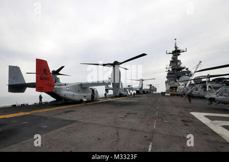 140416-N-LM 312-058 EAST CHINA SEA (April 16, 2014) MV-22 Osprey Kipprotor-flugzeug zugeordnet Marine Medium Tiltrotor Squadron (VMM) (Verstärkt) 265, bereit stand auf dem Flugdeck des Amphibious Assault ship USS BONHOMME RICHARD (LHD6). Bonhomme Richard reagiert auf die Szene der Koreanischen Passagierschiff Sewol, in der Nähe der Insel Jindo sank die südwestliche Küste von der Republik Korea am 16. April. (U.S. Marine Foto von Mass Communication Specialist 2. Klasse Adam D. Wainwright/Freigegeben) Bonhomme Richard auf Abruf für koreanische Fähre Rettungsaktionen durch # FIRMA PACOM Stockfoto