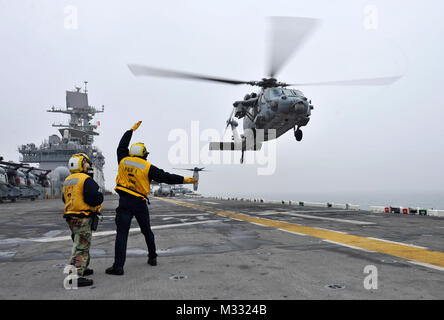 140418-N - BJ 178-047 EAST CHINA SEA (April 18, 2014) Eine MH-60S Sea Hawk Hubschrauber Hubschrauber Meer Combat Squadron (HSC) 25 zugewiesen ist, aus dem Flight Deck der eingesetzten Amphibisches Schiff USS BONHOMME RICHARD (LHD6), beginnend von Such- und Rettungsaktionen. Matrosen und Marines an Bord Bonhomme Richard sind die Durchführung von Such- und Rettungsmaßnahmen durch die Marine der Republik Korea in der Nähe des gesunkenen Fähre Sewol in der Nähe der Insel Jindo angefordert. (U.S. Marine Foto von Mass Communication Specialist 2. Klasse Michael Achterling/Freigegeben) MH-60S Sea Hawk Stockfoto