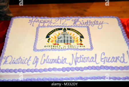 Die DC National Guard führte eine Kuchen- Zeremonie gefeiert Es 212Th Geburtstag. Cuttint er Kuchen (von links nach rechts) ist CSM Wayne Bowser (ältere Soldaten Leader), Generalmajor Errol Schwartz (Kommandierender General), Brig. Gen Arthur Hinaman (Land Component Commander), Pfc. Kevin Valentine, und Brig. Gen. Renwick Payne (Adjutant General). Während der Feier, Brig. Gen. Arthur Hinaman und Command Sgt. Große Terrance Smith erkannte zwei Joint Force Headquarters Soldaten als NCO und Soldat der Quartal; Sgt. William Jackson und SPC. Tatiana Reyes. (Fotos von Army National Guard Personal Ser Stockfoto