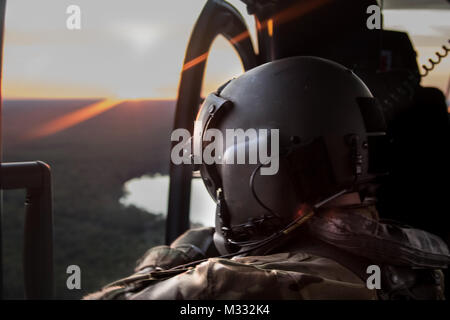 Zwei Nebraska Army National Guard UH-72A Lakota helicopters von Unternehmen, 1-367 th Aviation (Sicherheit & Support) Regiment waren mit einer Umfrage, Mission, Sept. 13, Sturmschäden zu evaluieren und sicherzustellen überschwemmten Bereiche frei von gestrandeten Zivilisten entlang der St. Johns River im Norden von Florida wurden beauftragt. Beim Leiten der Aufklärung, die Teams bemerkt schwere Schäden durch Hochwasser entlang des Flusses Docks, Häuser, Boote und Bäume. Glücklicherweise war das Gebiet als frei von Zivilisten in Seenot. Staff Sgt. Tony Brollini, ein Flug medic mit Firma G2-104 th Allgemeine Unterstützung Aviation Battalion, nahm Pa Stockfoto