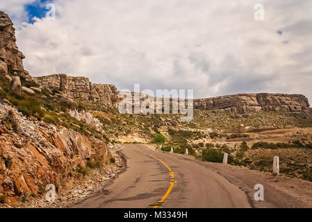 Leere Straße durch trockene Landschaft im nördlichen Teil von Argentinien Stockfoto