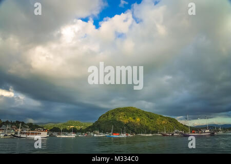 Boote in der Bucht von Labuhan Bajo - Fischerdorf am westlichen Ende von Flores in der Nusa Tenggara Region Ost in Indonesien Stockfoto