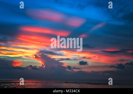 Einen atemberaubenden Sonnenuntergang über dem Meer vom Strand in Flores gesehen, Nusa Tenggara, Indonesien, Asien Stockfoto