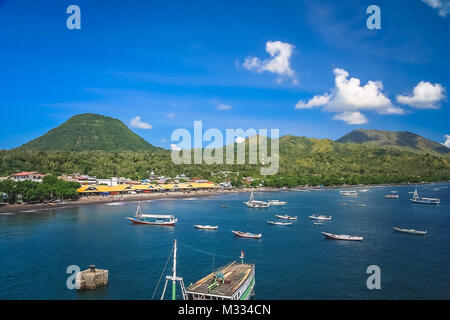 Boote in der Bucht von Labuhan Bajo - Fischerdorf am westlichen Ende von Flores in der Nusa Tenggara Region Ost in Indonesien Stockfoto