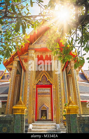 Golden Eingang zum wunderschönen buddhistischen Tempel in Bangkok, Thailand, Asien Stockfoto