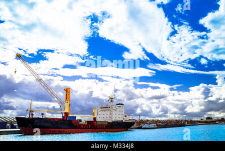 Blick auf Containerschiff im Hafen von Antwerpen Stockfoto