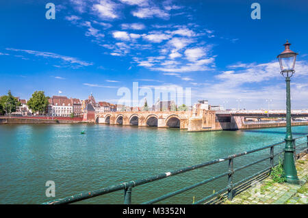 Blick auf Servatius Brücke über die Maas in Maastricht - Niederlande Stockfoto