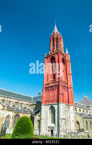 Blick auf Rot Glockenturm der Kirche Sint Janskerk - St. Johns Kirche - in Maastricht. Stockfoto