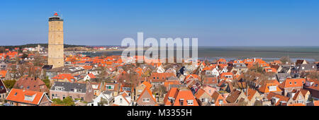 West-Terschelling Dorf mit dem Leuchtturm Brandaris auf der Insel Terschelling in den Niederlanden an einem hellen, sonnigen Tag. Stockfoto