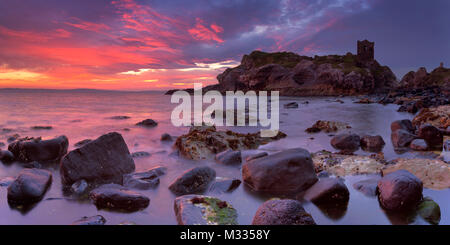 Spektakulären Sonnenaufgang bei Kinbane Head mit den Ruinen der Kinbane Castle an der Causeway-Küste in Nordirland. Stockfoto