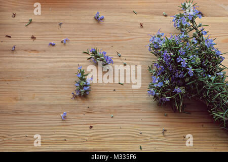 Close up, Top Shot von frischen, mediterranen Kräutern Bouquet, Rosmarin auf rustikalen Holztisch, selektiver Fokus, Platz für Text, minimale Essen Konzept Stockfoto