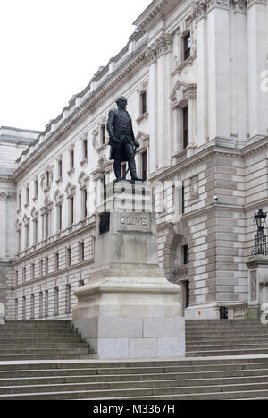 Ein Grad II - Gelistet Bronze Statue von Robert Clive, 1. Baron Clive, von John Tweed, auf der King Charles Street, Whitehall, London. Stockfoto