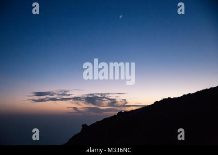 Blauen Nachthimmel mit leuchtenden Mond über Teide, Teneriffa, Spanien, Europa Stockfoto