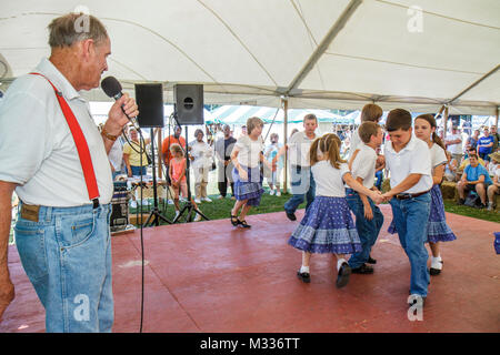 Kutztown Pennsylvania, Kutztown Folk Festival, Pennsylvania Dutch folklife, Heritage, Lester Miller Family Dancers, Performance, Bühne, Square Dance, Hacke down Stockfoto