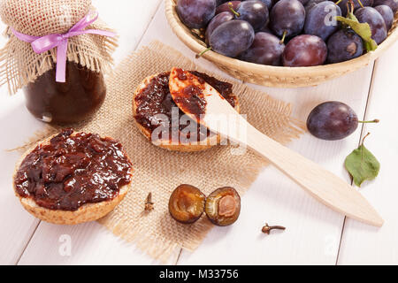 Holz- messer und frisch zubereitete Sandwiches mit Pflaumen marmelade oder Konfitüre, Konzept der köstlichen Frühstück Stockfoto