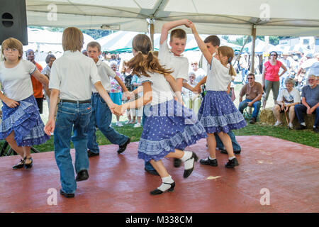 Kutztown Pennsylvania, Kutztown Folk Festival, Pennsylvania Dutch folklife, Heritage, Lester Miller Family Dancers, Performance, Bühne, Square Dance, Hacke down Stockfoto