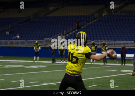 Trevor Lawrence, ein Quarterback von Cartersville High School in Cartersville, GA, wirft die Fußball während einer Praxis für die bevorstehende US-Armee All-American Bowl im Alamodome während der Woche zum Fußballspiel, Januar 2, 2018 in San Antonio, Texas. Die US-Armee All-American Bowl ist der Nation premier High School Football Spiel und dient als der überragende Startrampe für Amerikas Zukunft College und NFL Sterne. (U.S. Armee Stockfoto