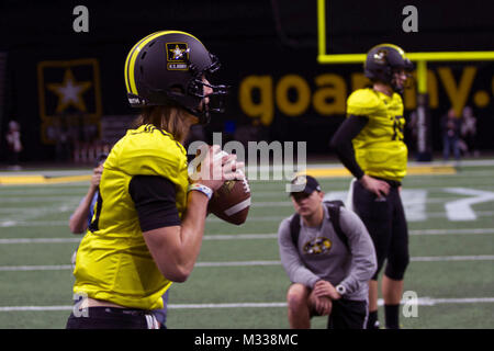 Trevor Lawrence, ein Quarterback von Cartersville High School in Cartersville, GA, Praktiken für die kommende US-Armee All-American Bowl im Alamodome während der Woche zum Fußballspiel, Januar 2, 2018 in San Antonio, Texas. Die US-Armee All-American Bowl ist der Nation premier High School Football Spiel und dient als der überragende Startrampe für Amerikas Zukunft College und NFL Sterne. (U.S. Armee Stockfoto