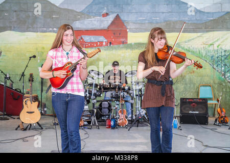 Kutztown Pennsylvania, Kutztown Folk Festival, Pennsylvania Dutch folklife, Musik, Musiker, spielen, Unterhaltung, Bühne, führen, Violine, Schlagzeug, Gitarre, Musik Stockfoto