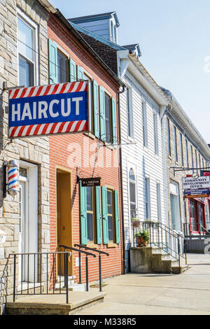 Pennsylvania, PA, Northeastern, Berks County, Kutztown, Main Street, deutsches Erbe, kleine Stadt, Gebäude, Reihenhaus, Friseursalon, Friseuse, Schild, Friseurstäben, Fakad Stockfoto