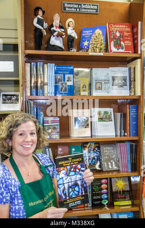 Bethlehem Pennsylvania, Hauptstraße, historischer Bezirk, Mährische Buchhandlung, Geschäft, Geschäfte, Unternehmen, Bezirk, Kinderliteratur, Frau weibliche Frauen, empl Stockfoto
