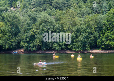 Pennsylvania Point Pleasant Delaware River Water, New Jersey Side Trees River Country Ausstatter Naturlandschaft, Tubing Erholung schwimmt mit Stockfoto