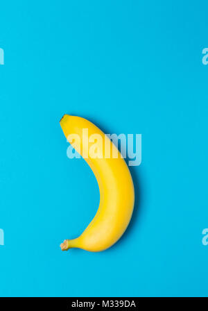 Single Frische, gelbe, reife Banane über cyan Hintergrund Stockfoto