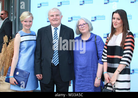 Hans-Heinrich Driftmann mit Tochter Friederike (CDU), Ehefrau Gesche (GEB. Koelln) und Tochter Berenike, Eroeffnung Koelln Flocken "Haferland" Flagshipstore in der Steinstrasse, Hamburg, 10.06.2014 Stockfoto