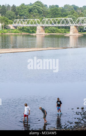 Pennsylvania, PA, Northeastern, Delaware River, Washington Crossing Bridge, Truss, junge Jungen männlich Kinder Kinder Student Studenten spielen, spielen, waten, Freunde, Stockfoto