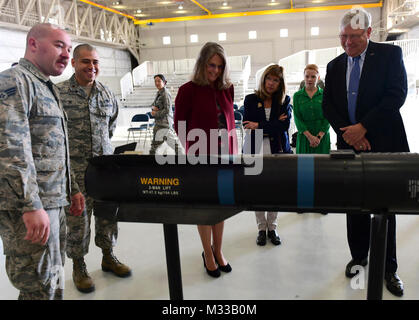 Frau Jonna Doolittle Hoppes, Executive Director der Doolittle Stiftung und Enkelin von Gen. James "Jimmy" Doolittle, und pensionierte Generalleutnant Christopher Miller, Präsident der Air Force historische Grundlage, Blick auf das Innenleben einer AGM-114 Hellfire Rakete 18.01.2018. Während ihres Besuchs, Doolittle Hoppes und Miller erhielt eine in der tiefe Blick in die Ferne pilotiert Flugzeuge Mission vor, in dem die allgemeinen James H. "Jimmy" Doolittle Award an den 432Nd Kotflügel/432nd Air Expeditionary Wing. (U.S. Air Force Stockfoto