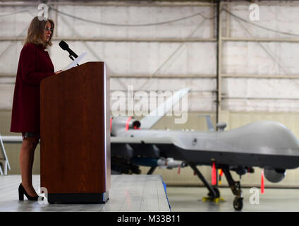 Frau Jonna Doolittle Hoppes, Executive Director der Doolittle Stiftung und Enkelin von Gen. James "Jimmy" Doolittle, spricht mit den Männern und Frauen des 432Nd Kotflügel/432nd Air Expeditionary Wing 18.01.2018, Creech Air Force Base, Nev Doolittle Hoppes und pensionierte Generalleutnant Christopher Miller, Präsident der Air Force historische Grundlage, präsentierte die General James H. "Jimmy" Doolittle Award an den 432Nd Kotflügel/432nd Air Expeditionary Wing für einen signifikanten Auswirkungen auf die Air Force Geschichte. (U.S. Air Force Stockfoto