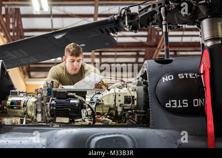 Senior Airman Josua Herron, 723 d Aircraft Maintenance Squadron (AMXS) HH-60G Pave Hawk Crew Chief, liest eine technische, Jan. 22, 2018, bei Moody Air Force Base, Ga. Ab 16-25 Jan., Flieger aus dem 723 d AMXS durchgeführt 216 Stunden der Wartung auf ein HH-60 nach Moody nach 350 Tagen von Depot Instandhaltung bei Naval Air Station (NAS) Jacksonville. Bei NAS Jacksonville, die HH-60 komplett strukturellen Überholung, wo es neue interne und externe Komponenten zusammen mit Reparaturen und aktualisierte Programmierung erhalten. (U.S. Air Force Stockfoto