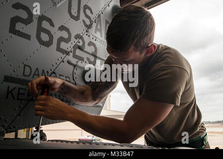 Senior Airman Josua Herron, 723 d Aircraft Maintenance Squadron (AMXS) HH-60G Pave Hawk Crew Chief, strafft eine Schraube, Jan. 22, 2018, bei Moody Air Force Base, Ga. Ab 16-25 Jan., Flieger aus dem 723 d AMXS durchgeführt 216 Stunden der Wartung auf ein HH-60 nach Moody nach 350 Tagen von Depot Instandhaltung bei Naval Air Station (NAS) Jacksonville. Bei NAS Jacksonville, die HH-60 komplett strukturellen Überholung, wo es neue interne und externe Komponenten zusammen mit Reparaturen und aktualisierte Programmierung erhalten. (U.S. Air Force Stockfoto