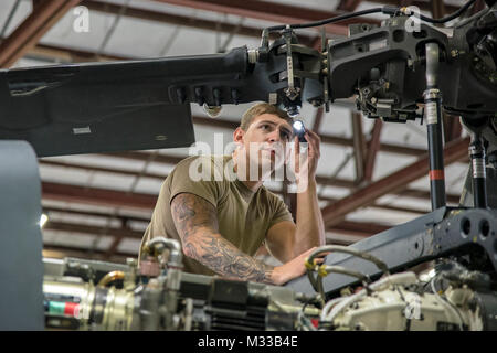 Senior Airman Josua Herron, 723 d Aircraft Maintenance Squadron (AMXS) HH-60G Pave Hawk Crew Chief, untersucht die Propeller der ein HH-60, Jan. 22, 2018, bei Moody Air Force Base, Ga. Ab 16-25 Jan., Flieger aus dem 723 d AMXS durchgeführt 216 Stunden der Wartung auf ein HH-60 nach Moody nach 350 Tagen von Depot Instandhaltung bei Naval Air Station (NAS) Jacksonville. Bei NAS Jacksonville, die HH-60 komplett strukturellen Überholung, wo es neue interne und externe Komponenten zusammen mit Reparaturen und aktualisierte Programmierung erhalten. (U.S. Air Force Stockfoto