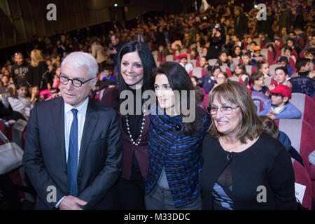 Roma, Italien. 08 Feb, 2018. Der Bürgermeister von Rom Virginia Raggi und der Präsident der Atac Paolo Simioni mit Stadtrat für die Stadt in Bewegung Linda Meleo und Maria Teresa Zotta, Präsident des Römischen Schule Kommission Quelle: Matteo Nardone/Pacific Press/Alamy leben Nachrichten Stockfoto