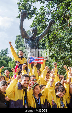 Philadelphia Pennsylvania, Philadelphia Museum of Art, Rocky, Film, Statue, Sylvester Stallone, Puerto Rico Flagge, junge Jungen männlich Kinder Mädchen, teen teen teen teen Stockfoto