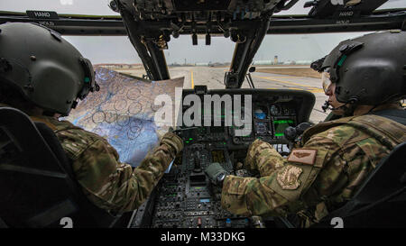 Das bordpersonal von der 56th Rescue squadron bereiten Sie eine HH-60G Pave Hawk zum Abflug Jan. 26, 2018, in Aviano Air Base, Italien. Mitglieder aus der 56. und 57. RQS Fliegen in der gesamten Region während mehrerer unterschiedlicher Ausbildung Einsätze. Ihre Präsenz in der Fläche erhöht sich, da sie sich auf den Übergang von der Royal Air Force Base Lakenheath in England beginnen. Etwa 350 Mitarbeiter, fünf HH-60G Pave Hawk Hubschrauber werden voraussichtlich in einer Bemühung, eine dauerhafte Personal Recovery Standort innerhalb Europas zu etablieren Aviano AB zu verlagern. (U.S. Air Force durch Senior Airman Cory W. Bush) Stockfoto