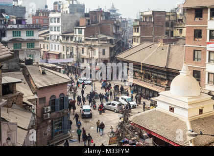 Kathmandu, Nepal - 20. Dezember 2017: Luftaufnahme der chaotischen Straßen von Kathmandu im Indra Chowk Kreuzung in der Altstadt in der nepalesischen Hauptstadt Stockfoto