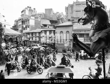 Kathmandu, Nepal - 20. Dezember 2017: Verkehr der Autos, Rikschas und die Menschen bewegen sich in die chaotischen Straßen von Kathmandu im Indra Chowk Kreuzung. S Stockfoto