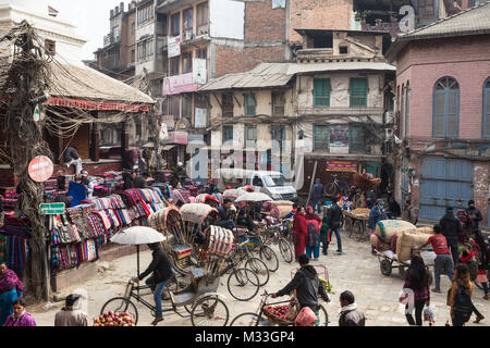 Kathmandu, Nepal - 20. Dezember 2017: Verkehr der Autos, Rikschas und Menschen in die chaotischen Straßen von Kathmandu bewegen im Indra Chowk Kreuzung in Stockfoto