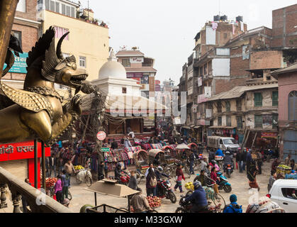 Kathmandu, Nepal - 20. Dezember 2017: Verkehr der Autos, Rikschas und die Menschen bewegen sich in die chaotischen Straßen von Kathmandu im Indra Chowk Kreuzung. S Stockfoto