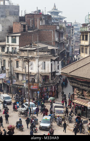 Kathmandu, Nepal - 20. Dezember 2017: Luftaufnahme der chaotischen Straßen von Kathmandu im Indra Chowk Kreuzung in der Altstadt in der nepalesischen Hauptstadt Stockfoto