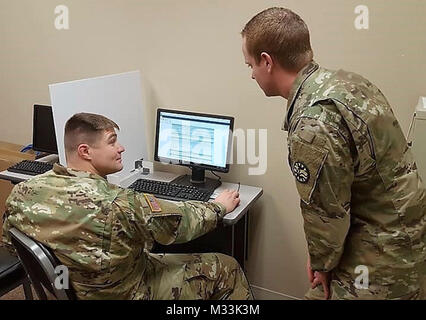 Idaho Army National Guard Soldat, Sgt. Charles Wical (rechts) hilft, Sgt. Seth Gaskins (links), seine Bewerbung für die Idaho Army National Guard State Education Assistance Program durch die Wache Wissen Online Website ausführen. Das staatliche Programm zahlt bis zu $ 5.000 pro Jahr im Unterricht Unterstützung und die damit verbundenen Kosten für die Soldaten, die derzeit die Bohrung in den Idaho Army National Guard und suchen eine regional oder national anerkannte berufliche Schule, Hochschule oder Universität mit einer Geschäftsstelle in Idaho zu besuchen. Stockfoto