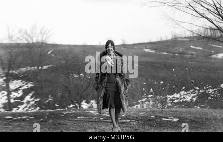 Junge flapper Frau lächelt in einem äußeren Portrait, Ca. 1925. Stockfoto