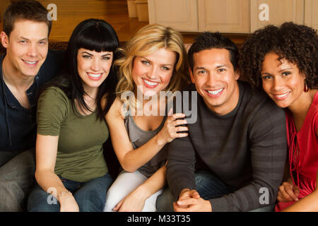 Heterogene Gruppe von Freunden reden und lachen. Stockfoto