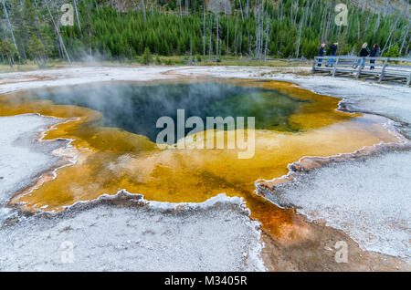 Emerald Pool in schwarzen Sand Basin ist ein auffällig gefärbten thermische Funktion. Yellowstone National Park, Wyoming, USA Stockfoto