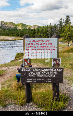 Warnung und Information Anmelden die Keks Beckens. Yellowstone National Park, Wyoming, USA Stockfoto