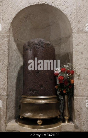 Die Säule der Geißelung Jesu in der römisch-katholischen Kapelle des Allerheiligsten Sakramentes oder die Kapelle der Erscheinung Jesu an seine Mutter in der Grabeskirche in der alten Stadt Ost-Jerusalem Israel Stockfoto