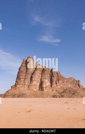 Ein Berg in der Wüste Wadi Rum, Jordanien, nannte die Sieben Säulen der Weisheit. Stockfoto